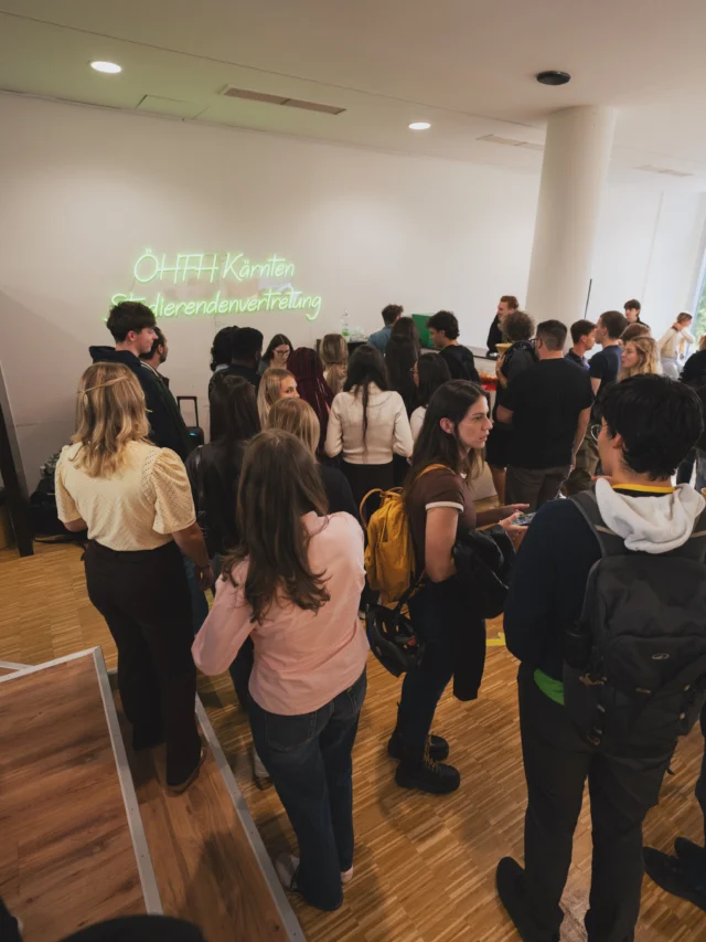 Social Kick Off der Studierendenvertretung Villach 🍹🎉 Mit Spritzerstand, Snacks und vielen netten Gesprächen sind wir gemeinsam ins neue Semester gestartet! Danke an alle, die dabei waren. 🫶 Ein großes Dankeschön an unsere Vorsitzende @florentinamueller und unsere WiRef @maya_leitner für euren Einsatz und eure Unterstützung! ❤️ Auf ein tolles Semester mit euch! 🥂 🇬🇧 Social Kick Off by the Villach Student Representation 🍹🎉 With wine spritzers, snacks and plenty of great conversations, we kicked off the new semester together! Thanks to everyone who joined us. 🫶 A big thank you to our chairwoman @florentinamueller and our finance officer @maya_leitner for your commitment and support! ❤️ Here’s to a great semester with you! 🥂 Thanks to @johannadulnigg for the nice pictures!🫶 #SocialKickOff #CampusVillach #ÖH #Semesterstart