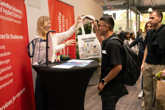 Welcome Day der @cu_hochschule_kaernten am Campus Villach 🎉❤️ Es war super, so viele von euch kennenzulernen! Danke an alle, die bei unserem ÖH-Stand vorbeigeschaut haben. 🫶 Ein großes Dankeschön an @educom.at für die edubags und die tollen Goodies sowie an @noteastic.app für das Sponsoring unseres Gewinnspiels und die kostenlosen Pro-Abos! 🎁✨ Wir wünschen euch einen tollen Start ins Semester und freuen uns auf die gemeinsame Zeit! 🙌 🇬🇧 Welcome Day at @cu_hochschule_kaernten Villach campus 🎉❤️ It was great meeting so many of you! Thanks to everyone who stopped by our student union booth. 🫶 A big thank you to @educom.at for sponsoring the edubags and the amazing goodies, and to @noteastic.app for sponsoring our giveaway and providing free Pro subscriptions! 🎁✨ We wish you a great start to the semester and look forward to spending it with you! 🙌 #WelcomeDay #ÖHCU #CampusVillach #ÖH #Semesterstart